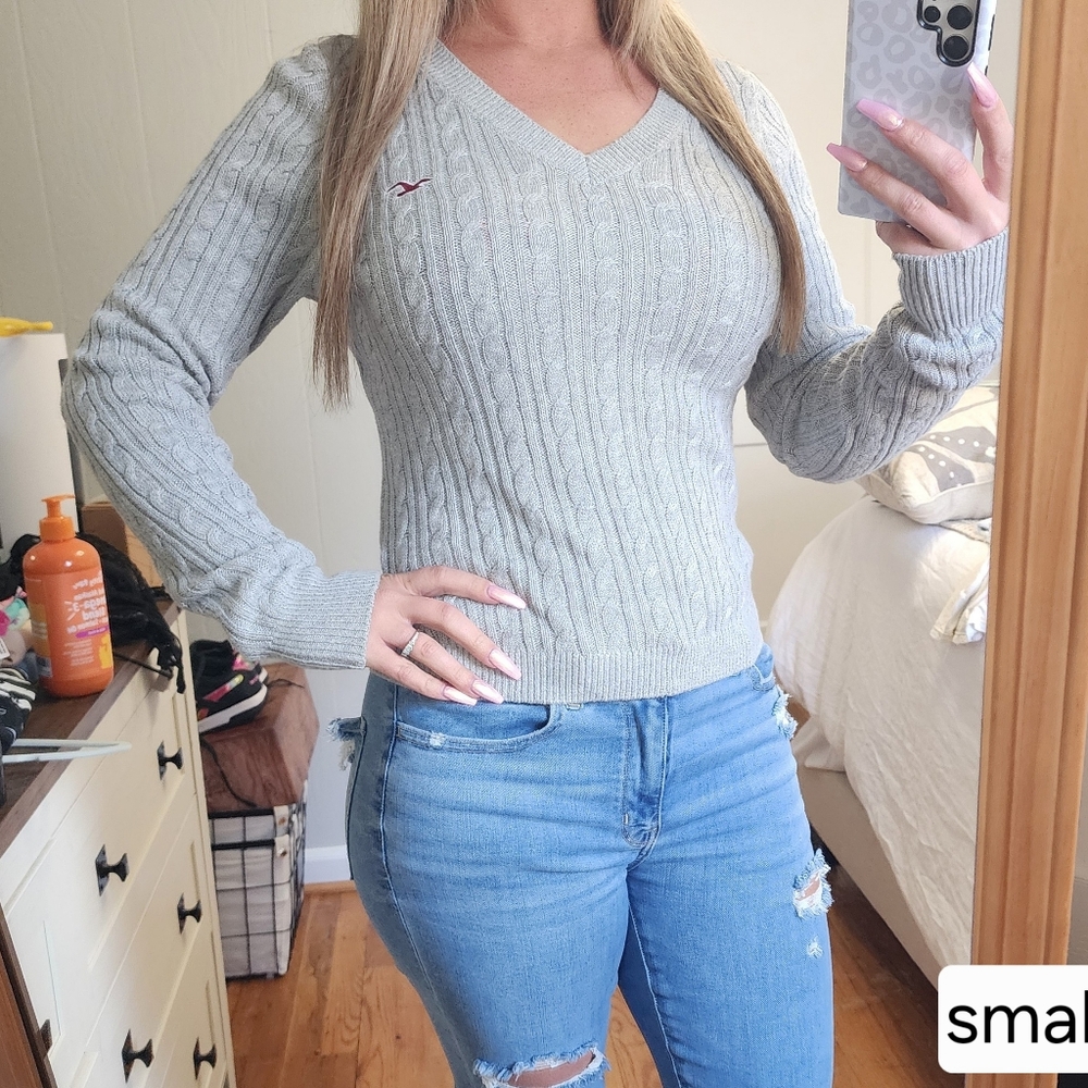 Hollister | V-Neck Cable Knit Sweater